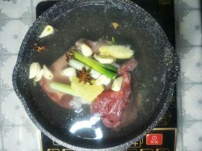 把猪肉洗净后放入锅中加入清水，葱姜蒜花椒八角料酒煮熟。