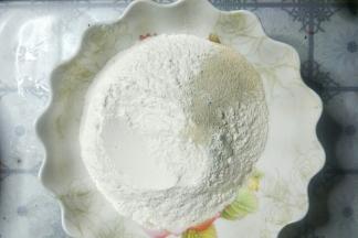 肉煮熟后再和面即可。面粉中加入盐和酵母搅拌均匀。