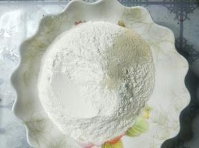 肉煮熟后再和面即可。面粉中加入盐和酵母搅拌均匀。