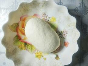 加入清水揉成光滑面团盖保鲜膜松弛醒发待用。