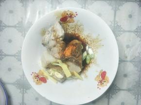 煮好的肉加入葱姜蒜、生抽、奥尔良烤肉料、盐搅拌均匀后腌制30分钟。