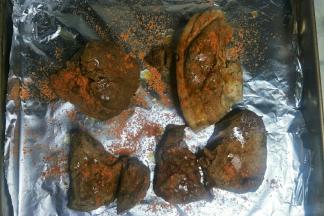 把腌好的肉放入烤盘，刷一层植物油撒烤肉料放入烤箱上下火200度烤30分钟左右。