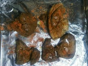 把腌好的肉放入烤盘，刷一层植物油撒烤肉料放入烤箱上下火200度烤30分钟左右。