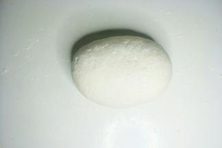 烤肉期间把面团揉搓排出空气。面团无须醒发过度。