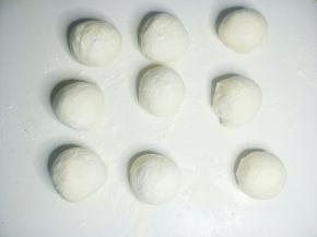 把面团分成均等的小剂子揉圆。