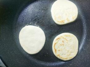 把面团放入平底锅小火烙至两面金黄即可。