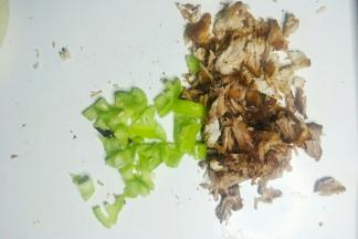 烤好的肉切碎，加入适量青椒。撒孜然搅拌均匀。