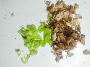 烤好的肉切碎，加入适量青椒。撒孜然搅拌均匀。