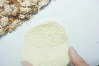 把烙好的馍切开。