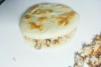 中间加入烤好的肉肉即可。