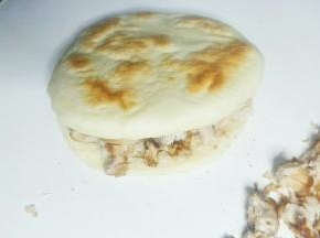 中间加入烤好的肉肉即可。