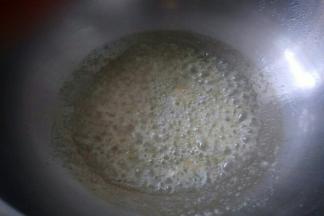 煮至水分蒸发，冒小泡泡后关火。