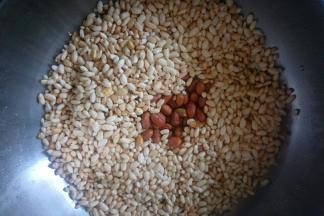 放入大米花和熟花生米。