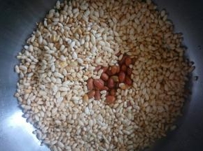 放入大米花和熟花生米。