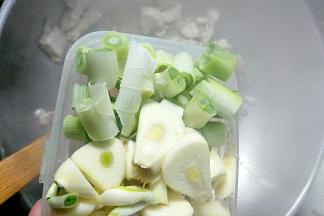 加入葱姜蒜炒香。