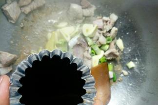 加入酱油翻炒均匀。