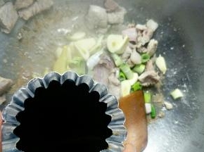 加入酱油翻炒均匀。