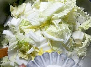 加入白菜、盐翻炒至白菜出汁。