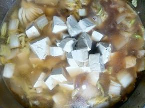 加入清水和豆腐开大锅炖20分钟左右即可。