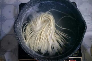 锅中加入清水，水开后放入面条煮5分钟左右。