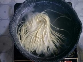 锅中加入清水，水开后放入面条煮5分钟左右。