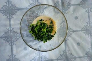 所有料包打开倒入碗中。