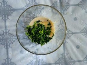 所有料包打开倒入碗中。