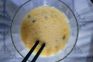 加入热汤搅拌均匀。煮面条的汤即可。