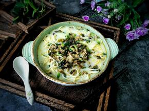 打开包装倒入碗中即可