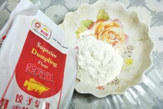 饺子粉中加入盐搅拌均匀后加入清水。