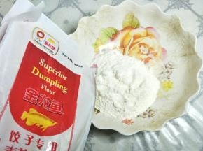 饺子粉中加入盐搅拌均匀后加入清水。