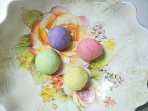 把面团分成4等份分别加入果蔬粉揉均匀盖保鲜膜松弛30分钟左右。