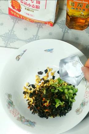 面团松弛期间制作馅料，把黄瓜、木耳、胡萝卜、鸡蛋搅拌均匀，加入生抽和盐搅拌均匀。