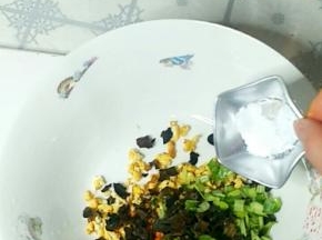 面团松弛期间制作馅料，把黄瓜、木耳、胡萝卜、鸡蛋搅拌均匀，加入生抽和盐搅拌均匀。
