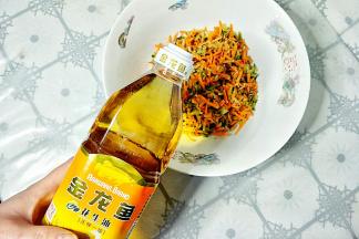 加入花生油搅拌均匀。