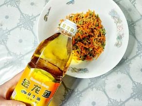 加入花生油搅拌均匀。