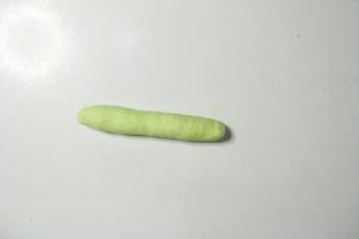 取一个醒发好的面团搓长条。