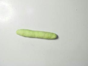 取一个醒发好的面团搓长条。