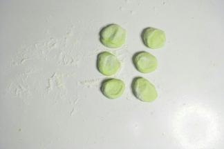 切成均等的小剂子，按扁。