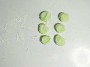 切成均等的小剂子，按扁。