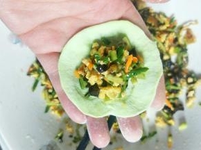 包入馅料。