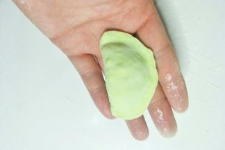 把饺子皮对折捏起。