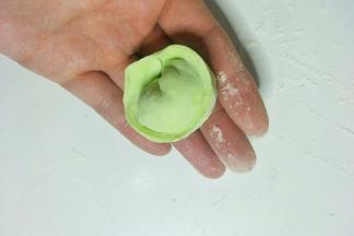 再把两个角捏在一起即可。