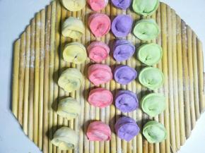 依次做好其他颜色的面团。