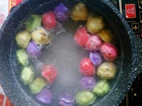 锅中倒入清水，水开后下入饺子。煮至饺子浮起后再煮水两开即可。