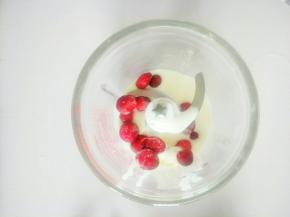 一半量酸奶加蔓越莓放入料理机