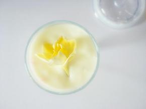 杯中再加入另一半量酸奶，放入茉莉花