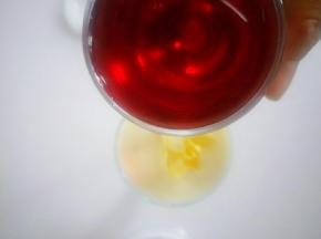 倒入蔓越莓汁。