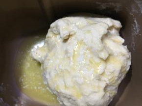 10分钟后加入隔水融化后的黄油，再次启动15分钟，揉至面团有一定的延展性即可。