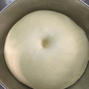 发酵至两倍大，戳洞不回缩的状态即可，发酵好的面团光亮洁白